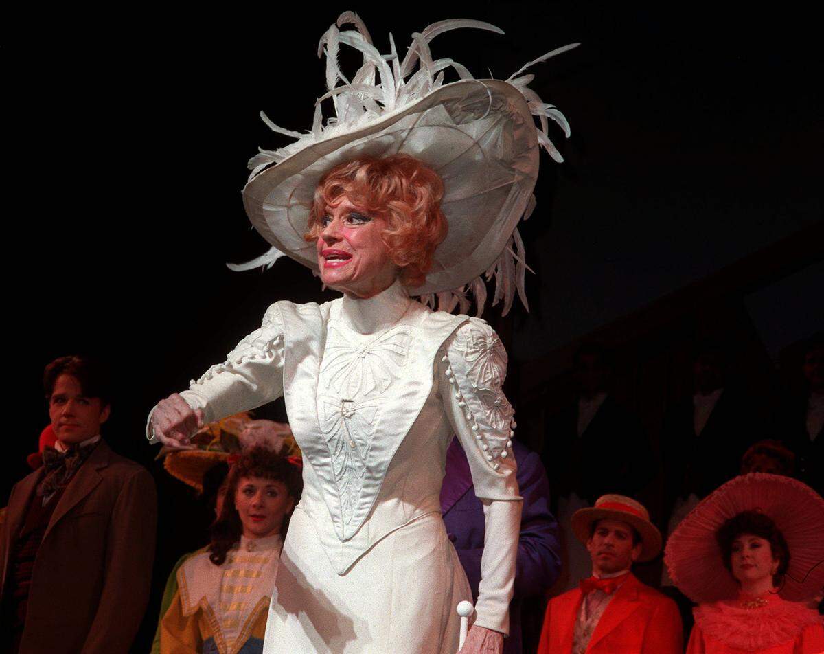 Carol Channing thanks the audience during her curtain call after the matinee performance of ``Hello, Dolly!’ at Broadway’s Lunt-Fontanne Theater in New York on Jan. 10, 1996.