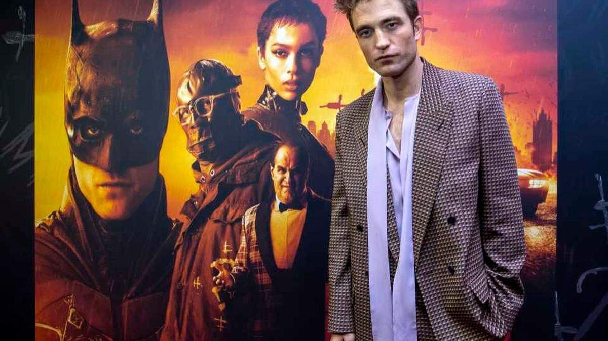 El actor inglés Robert Pattinson comparte sus impresiones tras el rodaje de 'The Batman' durante un evento de alfombra roja para promover el estreno de su película en el AMC Sunset Place 24 de Miami el 27 de febrero de 2022.