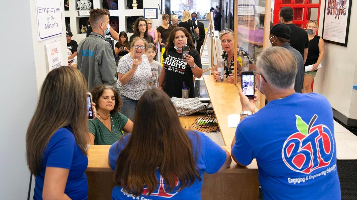 Manifestantes contra el uso de las mascarillas en las escuelas chocan con miembros del Sindicato de Maestros de Broward el 27 de julio de 2021 en Fort Lauderdale.