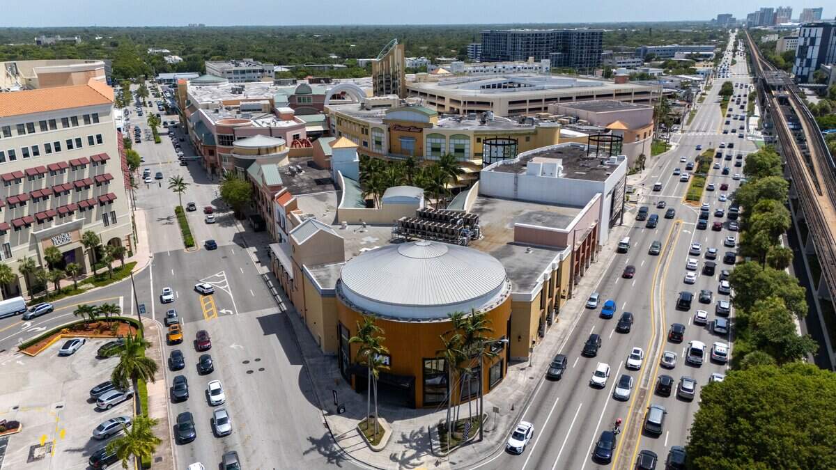 Vista exterior de The Shops at Sunset Place el miércoles 15 de julio de 2026, en South Miami, Florida. The Shops at Sunset Place en South Miami será demolido para dar paso a un nuevo desarrollo que incluirá torres residenciales, un hotel, oficinas, un teatro y restaurantes.