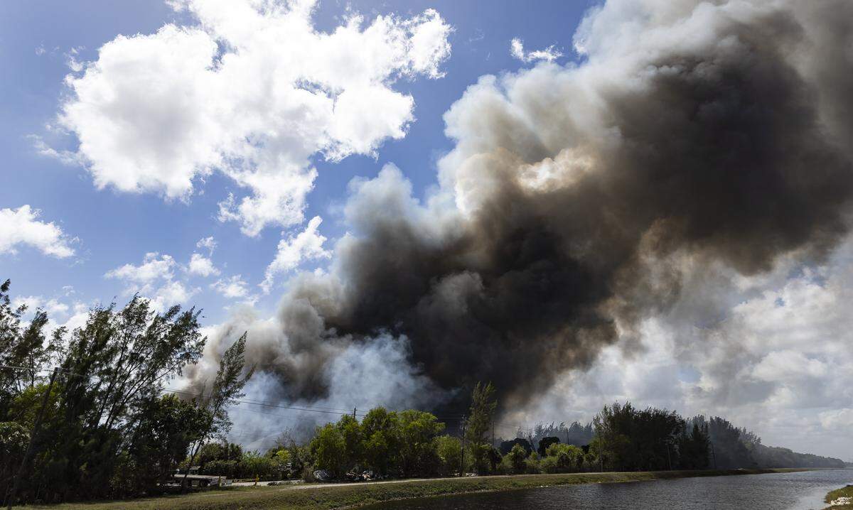 Firefighters battle huge warehouse fire near Miami Gardens | Miami Herald