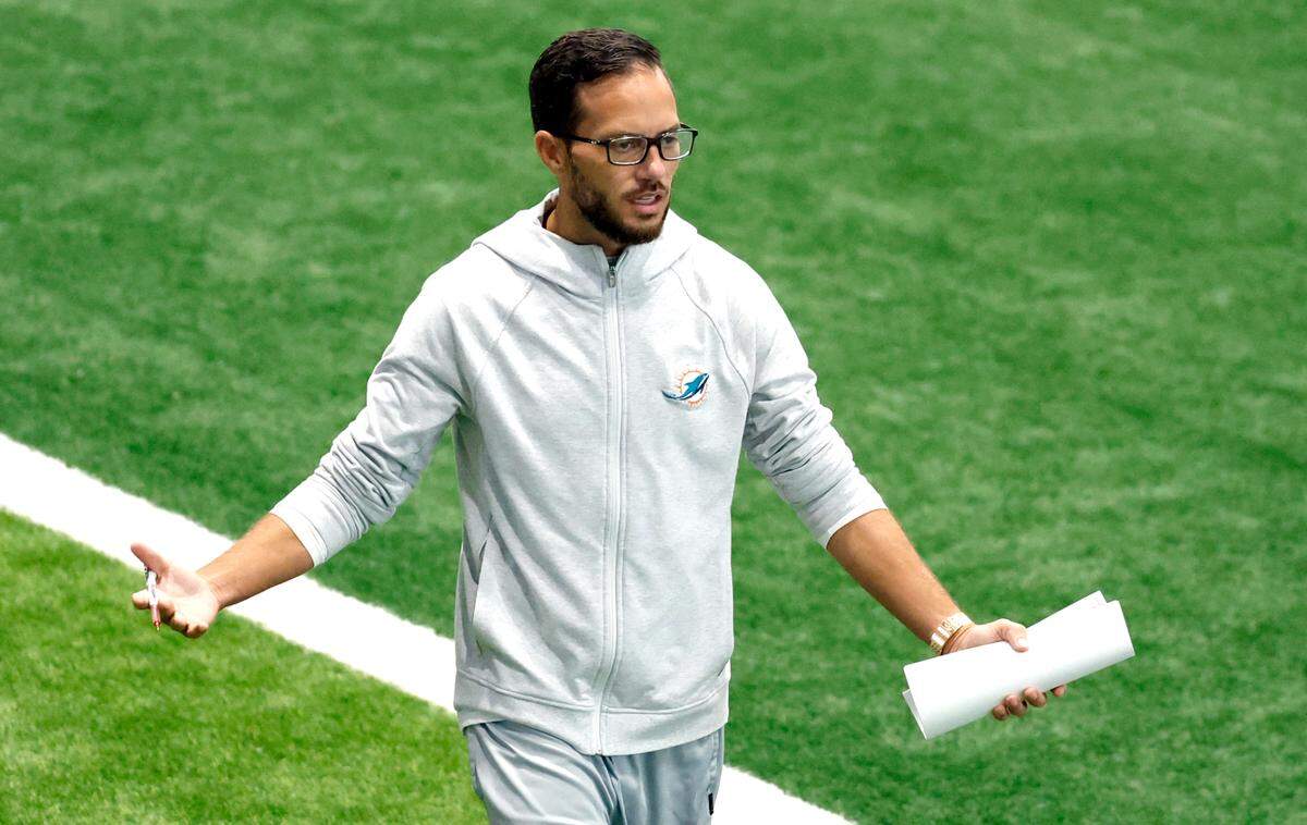 Miami Dolphins coach Mike McDaniel talks with players during practice drills at the Baptist Health Training Complex in Miami Gardens on Wednesday, August 23, 2023.