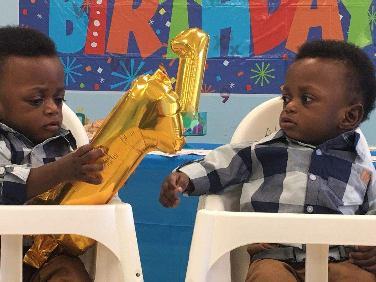 Foto de los hermanos gemelos Scott (a la izquierda) y Jerry Narcius, sobrinos de Marie Carmella Baron, en la fiesta de su primer cumpleaños hace un mes.
