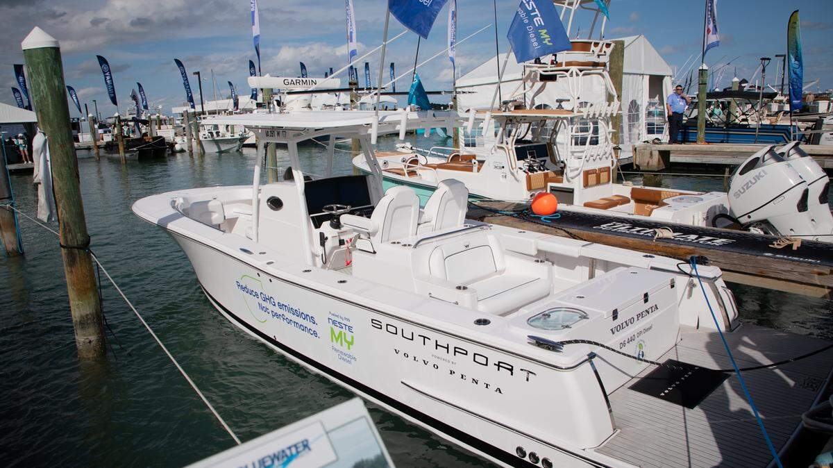 Este Volvo Penta alimentado por diésel renovable está disponible para pruebas de conducción en Herald Plaza con motivo del Salón Náutico Internacional de Miami.