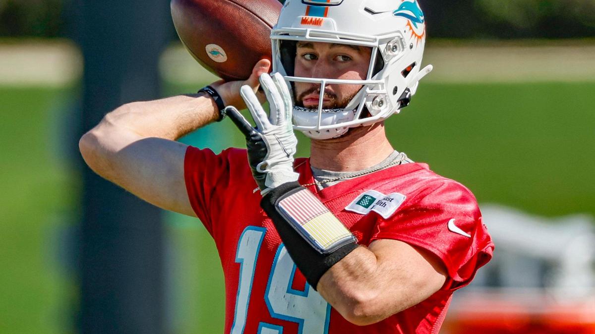 Miami Dolphins quarterback Skylar Thompson (19) looks to pass during practice at the Baptist Health Training Complex in Miami Gardens, Florida on Wednesday, January 11, 2023.