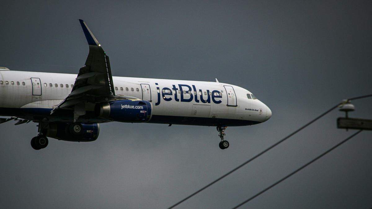 A Massachusetts man was accused of groping a 17-year-old girl on a flight to Boston in August, feds say.