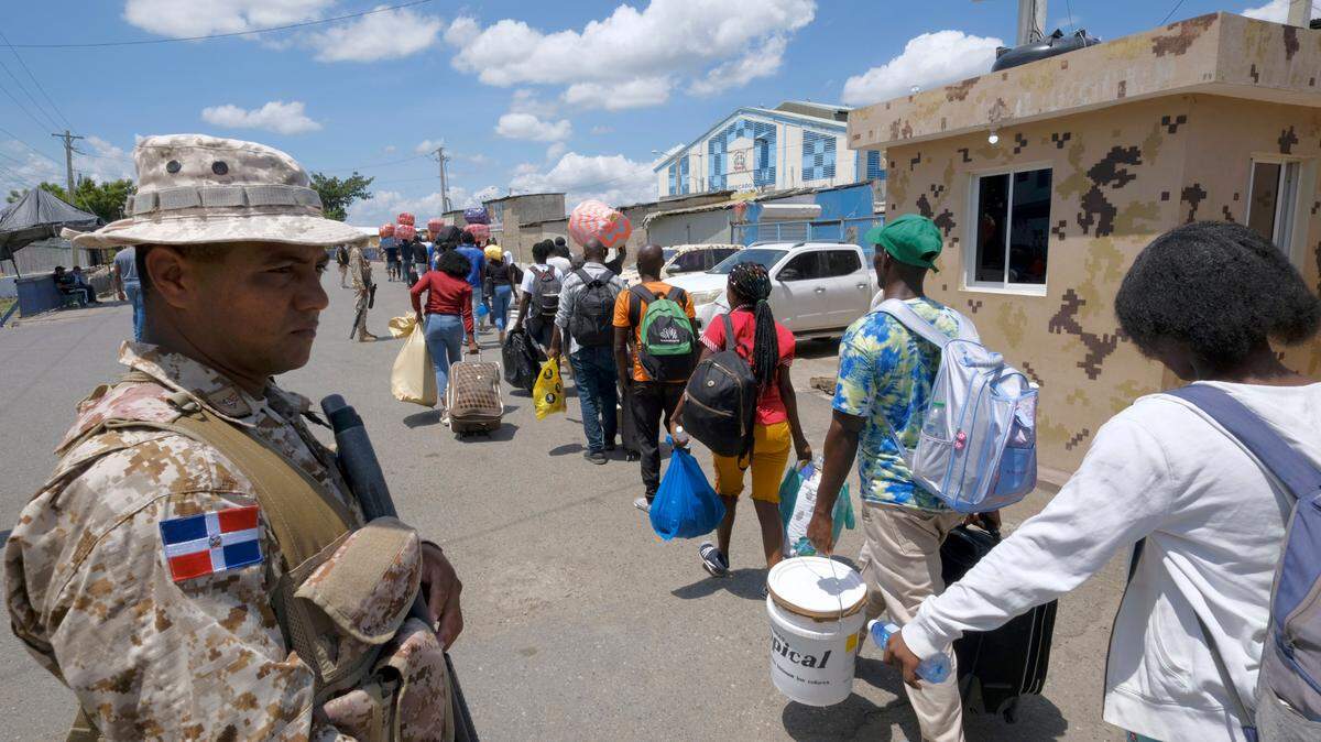 Fuerzas de seguridad dominicanas custodian un puente fronterizo entre Dajabón, República Dominicana, y Haití, el jueves 14 de septiembre de 2023.. Ricardo Hernández AP
