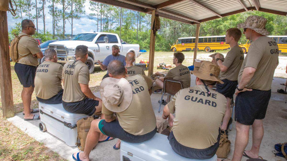 Reclutas de la Guardia Estatal de la Florida recibiendo instrucción de habilidades acuáticas por parte de soldados de la Guardia Nacional de la Florida y contratistas civiles para ejecutar un ejercicio de capacitación de supervivencia acuática en Camp Blanding, la Florida, el 14 de junio de 2023.