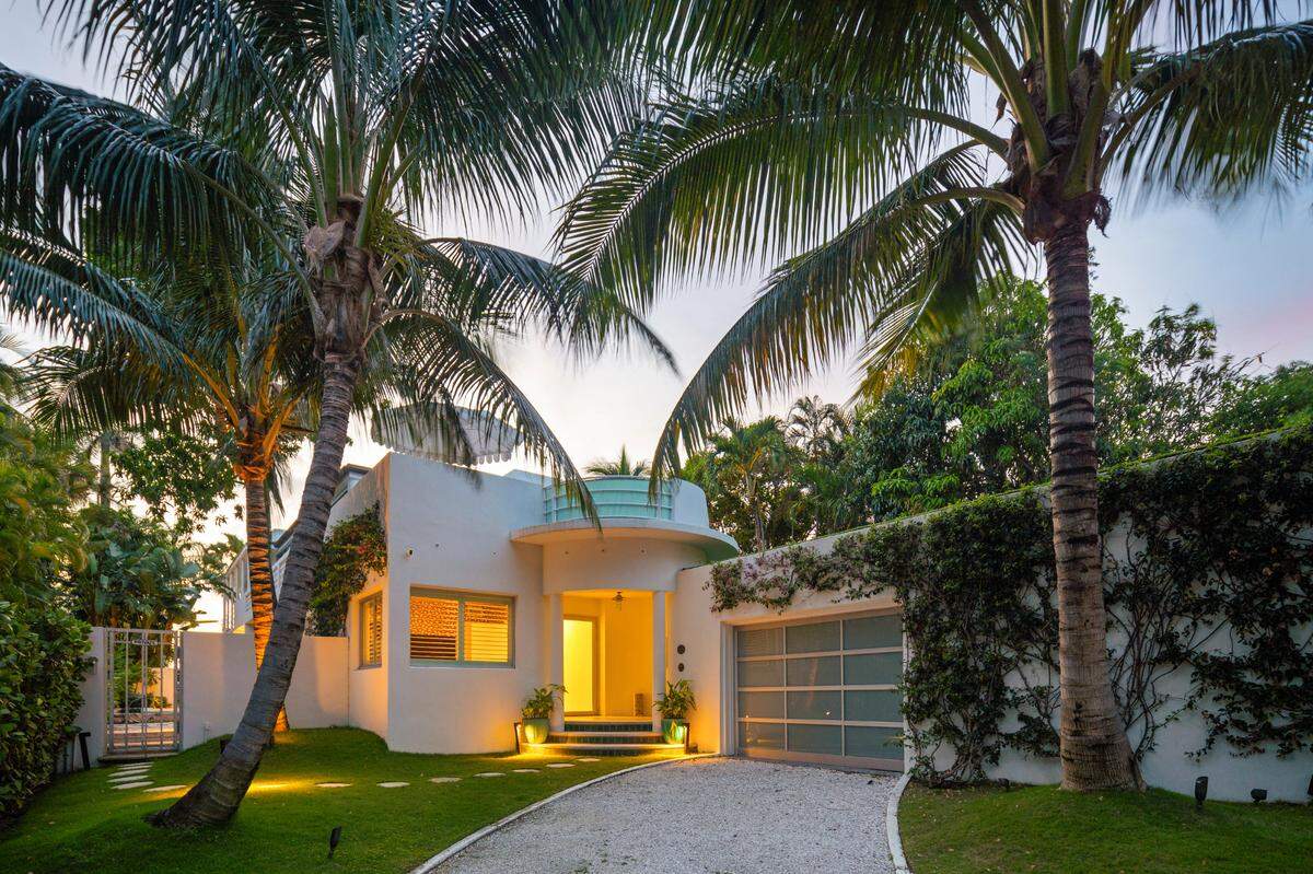 Frank Lloyd Wright has Fallingwater, Belford Shoumate has the Boat House in Palm Beach, Florida.