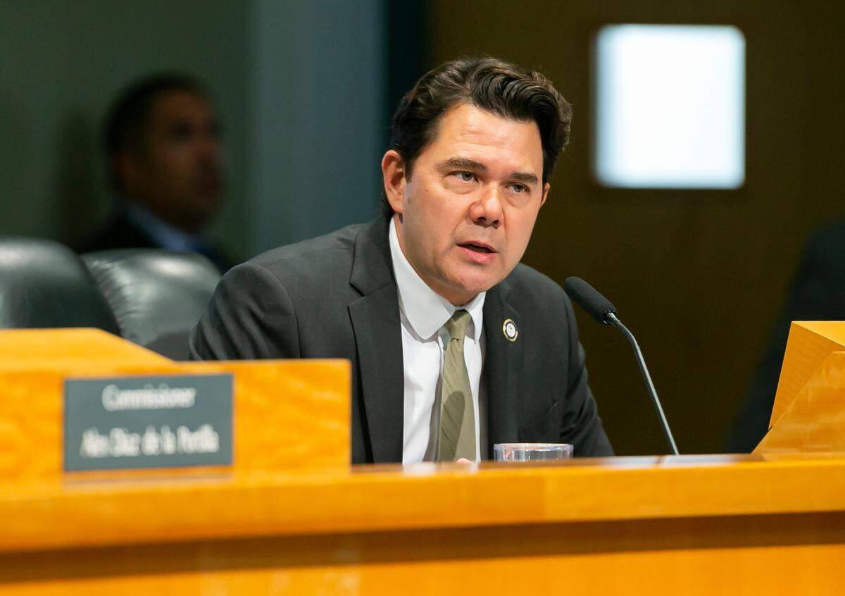 El comisionado Ken Russell habla durante una reunión especial en el Ayuntamiento de Miami, en Coconut Grove, Florida, el jueves 28 de abril de 2022. La reunión se celebró para debatir la propuesta del Miami Freedom Park.
