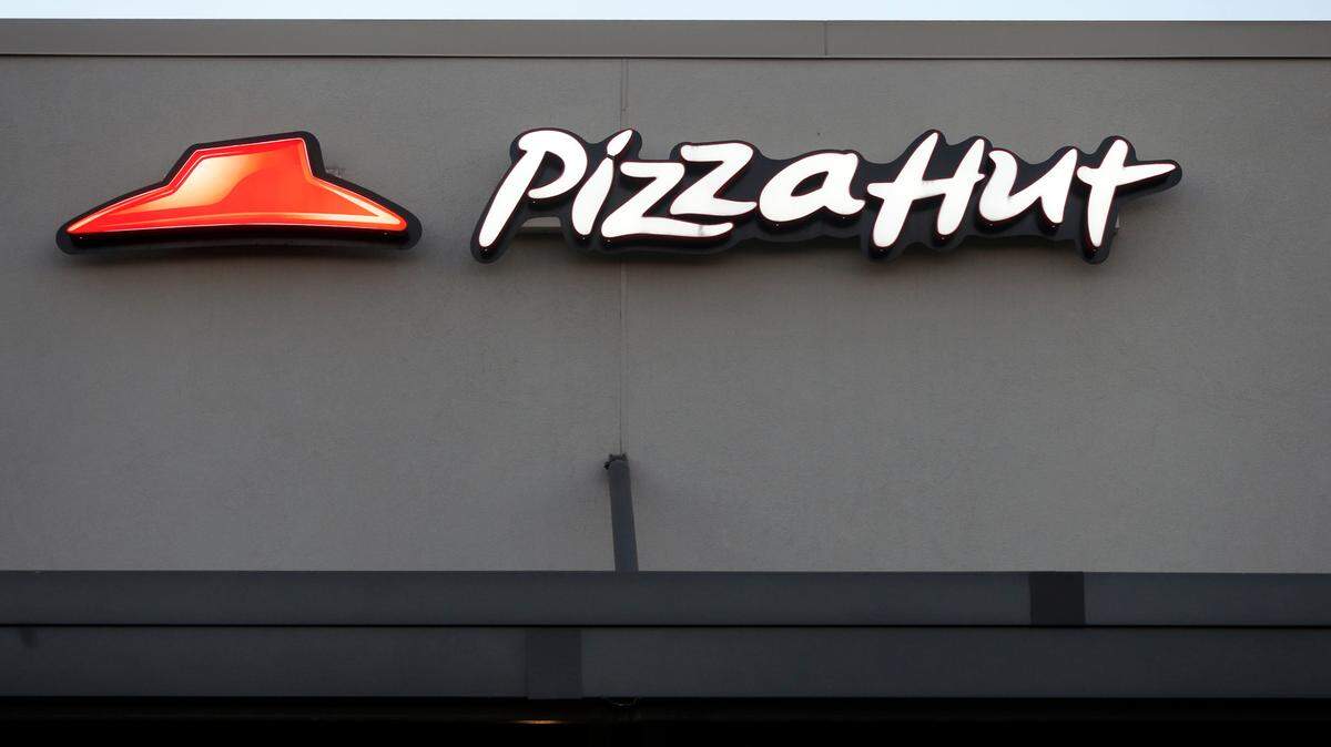 The manager of a Florida Pizza Hut is accused of trapping a teenage female employee in a bathroom and sexually assaulting her, the sheriff’s office said.
