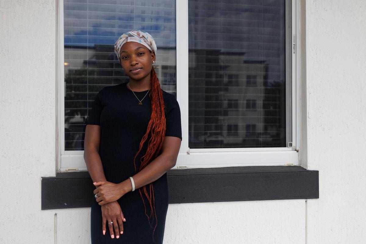 Stephania Germain, de 24 años, que recibe un vale de vivienda de la Sección 8, posa dentro del apartamento en el que vive con su hija el jueves 3 de octubre de 2024 en Miami.