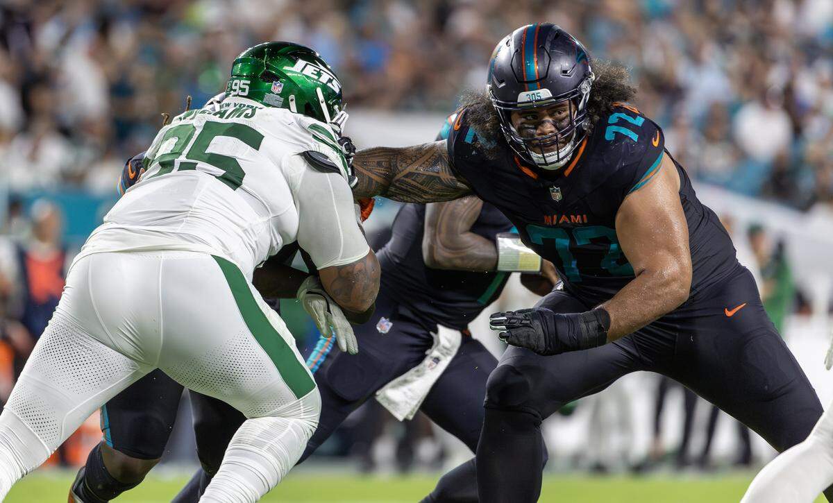 Miami Dolphins offensive tackle Jonah Savaiinaea (72) blocks New York Jets defensive tackle Quinnen Williams (95) during the second half of an NFL game at Hard Rock Stadium on Monday, Sept. 29, 2025, in Miami Gardens, Fla..