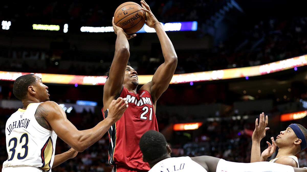 El centro del Heat Hassan Whiteside tira al aro ante los Pelicans el 30 de noviembre en el American Airlines Arena en Miami.