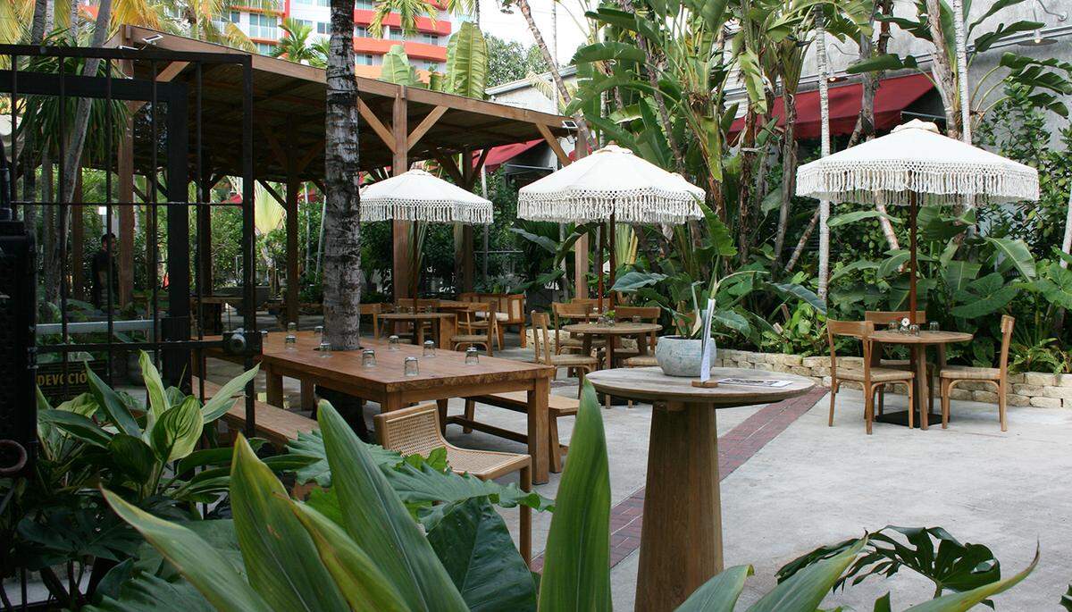 El patio exterior de Flora Plant Kitchen en Miami.