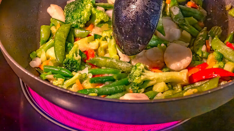 How to make chicken stir-fry with sweet Thai peanut sauce for an easy dinner