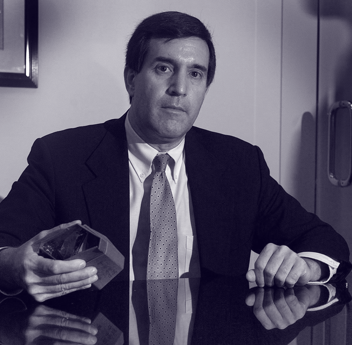 Carollo, entonces alcalde de Miami, hablando en el despacho de su abogado tras su detención por un delito menor de lesiones. Era 2001 y estaba acusado de haber golpeado a su esposa, de la que estaba separado, con un bote para té terracota.