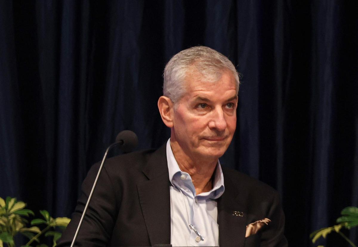 El miembro de la Junta Marc Sarnoff escucha durante la reunión de la Junta de Fideicomisarios de FIU, el jueves 27 de abril de 2023, en el Graham Center Ballroom en el campus principal de la Universidad Internacional de la Florida. Alie Skowronski askowronski@miamiherald.com