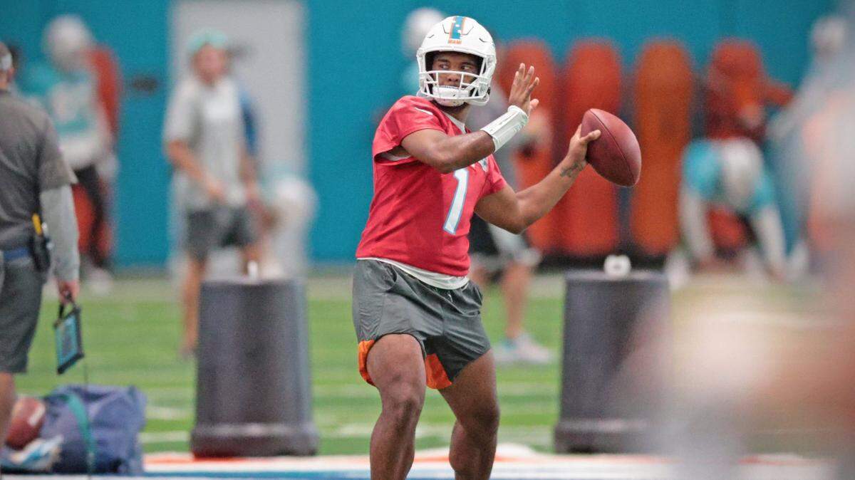 Miami Dolphins quarterback Tua Tagovailoa (1) sets up to pass during practice drills at the Baptist Health Training Complex in Miami Gardens on Friday, October 22, 2021.