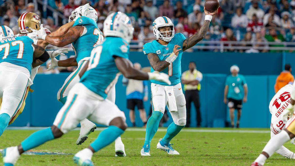 El quarterback de los Dolphins, Tua Tagovailoa (1), se prepara para pasar el ovoide al WR Tyreek Hill (10) durante la segunda mitad de su juego de la NFL contra los San Francisco 49ers en el Hard Rock Stadium el domingo 22 de diciembre de 2024 en Miami Gardens. , Florida.