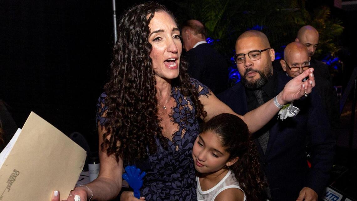 ‘Me siento en las nubes’: Docente de segundo grado gana premio al Maestro del Año de Miami-Dade