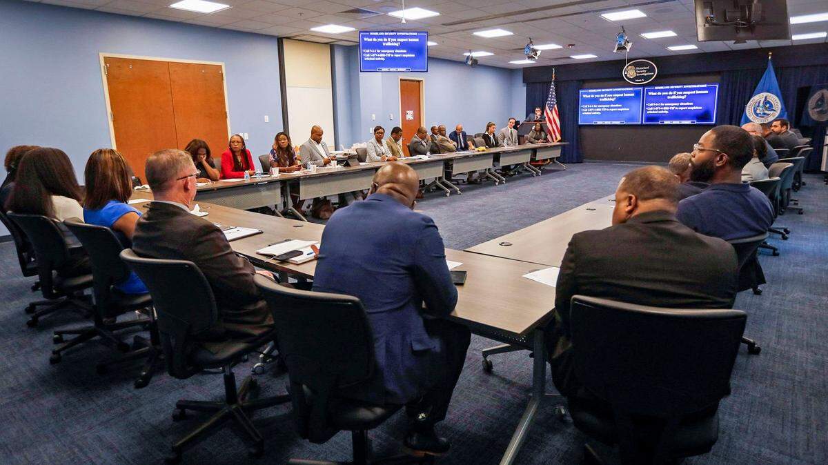Funcionarios de Seguridad Nacional se reunieron el viernes con miembros de la comunidad haitiana del sur de la Florida para solicitar su ayuda en la lucha contra el tráfico de armas, la trata de seres humanos, la explotación infantil y otras actividades ilícitas en Haití.