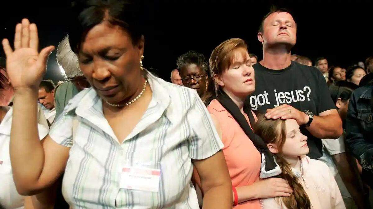 Recent federal-court rulings have expanded the rights of Christians while limiting the rights of others, writer says.