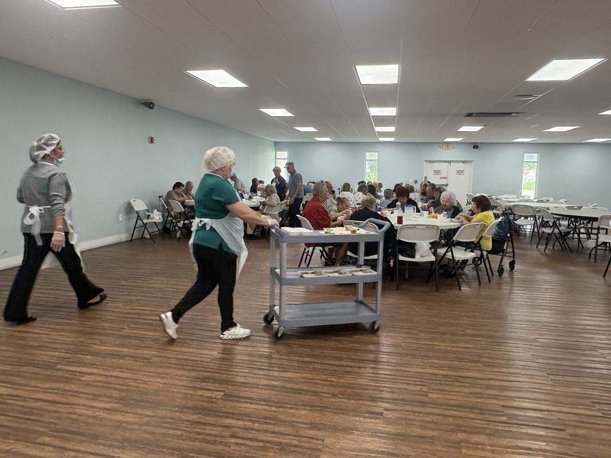 Durante el último servicio de almuerzo ofrecido por Little Havana en Goodlet Park, en Hialeah, alrededor de 50 personas mayores estuvieron presentes en el centro, siendo este uno de los días con menor asistencia.