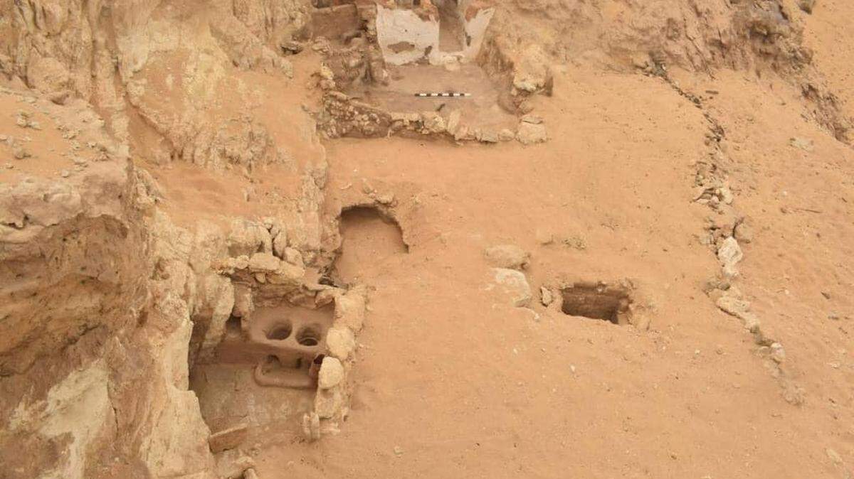 Archaeologists excavating Mir cemetery necropolis found Byzantine-era building ruins where a monk lived and several burials, photos show.