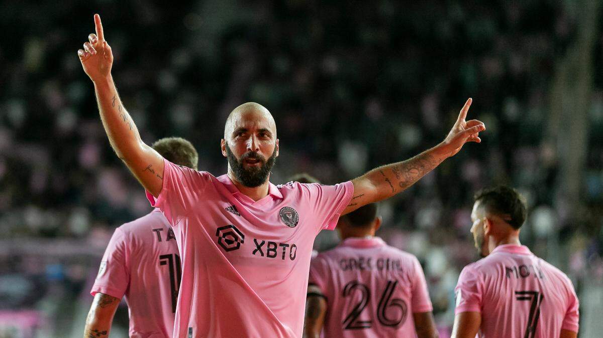 El delantero del Inter Miami CF Gonzalo Higuaín (10) celebra después de anotar un segundo gol contra el FC Cincinnati durante la primera mitad de un partido de fútbol de la MLS en el estadio DRV PNK el sábado 30 de julio de 2022 en Fort Lauderdale, Florida.