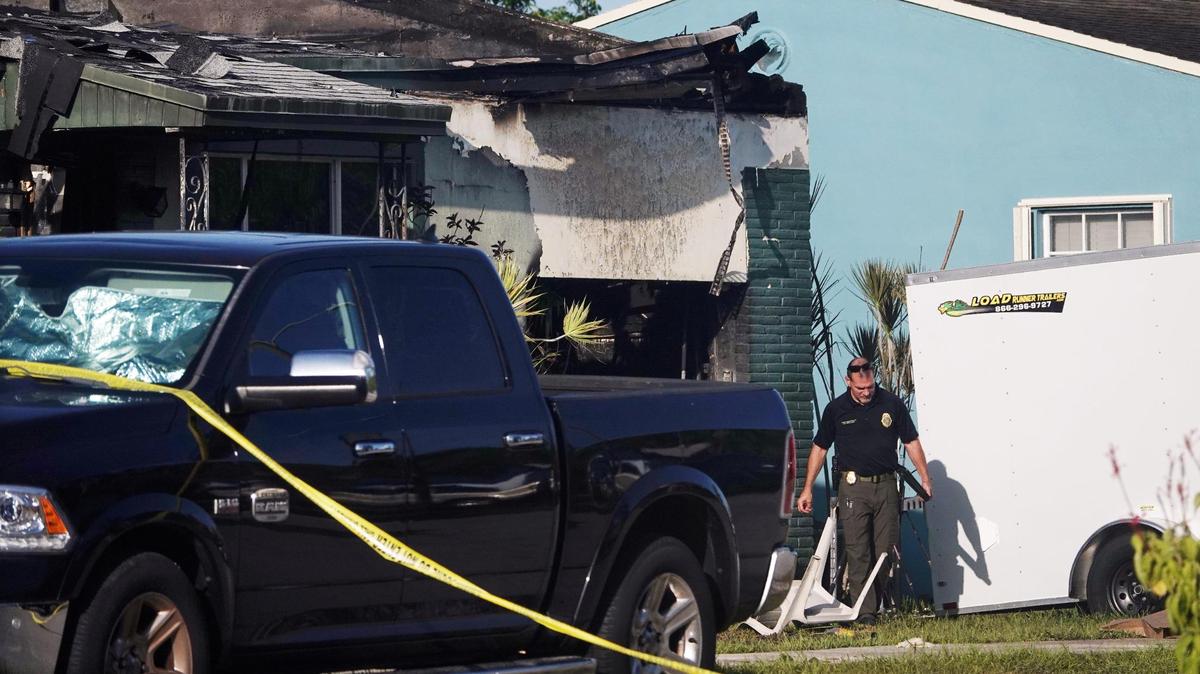 A Broward Sheriff’s Office deputy investigates the scene of a fire that was set by a man who had barricaded himself on July 13, 2022, on Dewey Street in Hollywood. The man was fatally shot Thursday by law enforcement.