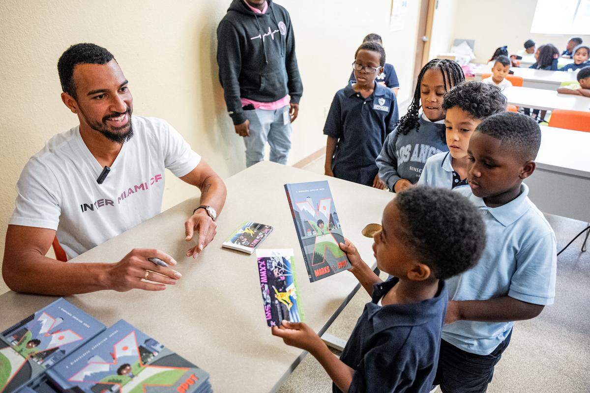 Inter Miami goalkeeper Drake Callender recently visited students from the Foundation of Community Assistance & Leadership (FOCAL) and presented them with copies of his latest children’s book, X Marks the Spot, which he co-wrote with former teammate DeAndre Yedlin.