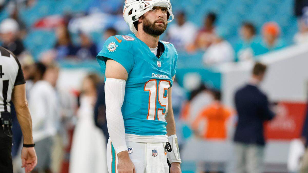 Miami Dolphins quarterback Skylar Thompson (19) arrives for pregame warmups at the NFL game against the Tennessee Titans at Hard Rock Stadium on Monday, September 30, 2024, in Miami Gardens, Fla.