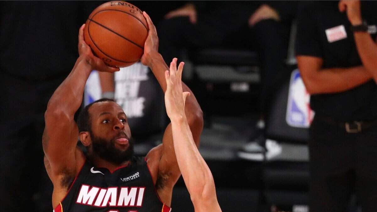 Andre Iguodala, del Heat (28), tira sobre Pat Connaughton, de los Bucks, este 6 de agosto de 2020 en Orlando.