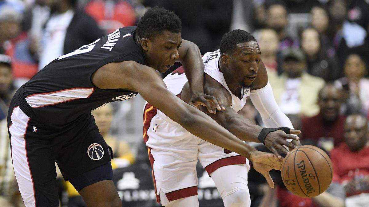 El entro del Heat Bam Adebayo batalla con el de los Wizards Thomas Bryant (izq.) este sábado en Washington.