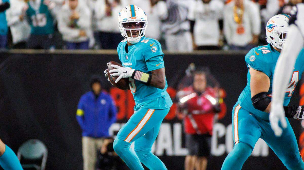 El quarterback de los Miami Dolphins, Teddy Bridgewater (5), se prepara para pasar contra los Bengals en el Paycor Stadium el jueves, 29 de septiembre de 2022 en Cincinnati.