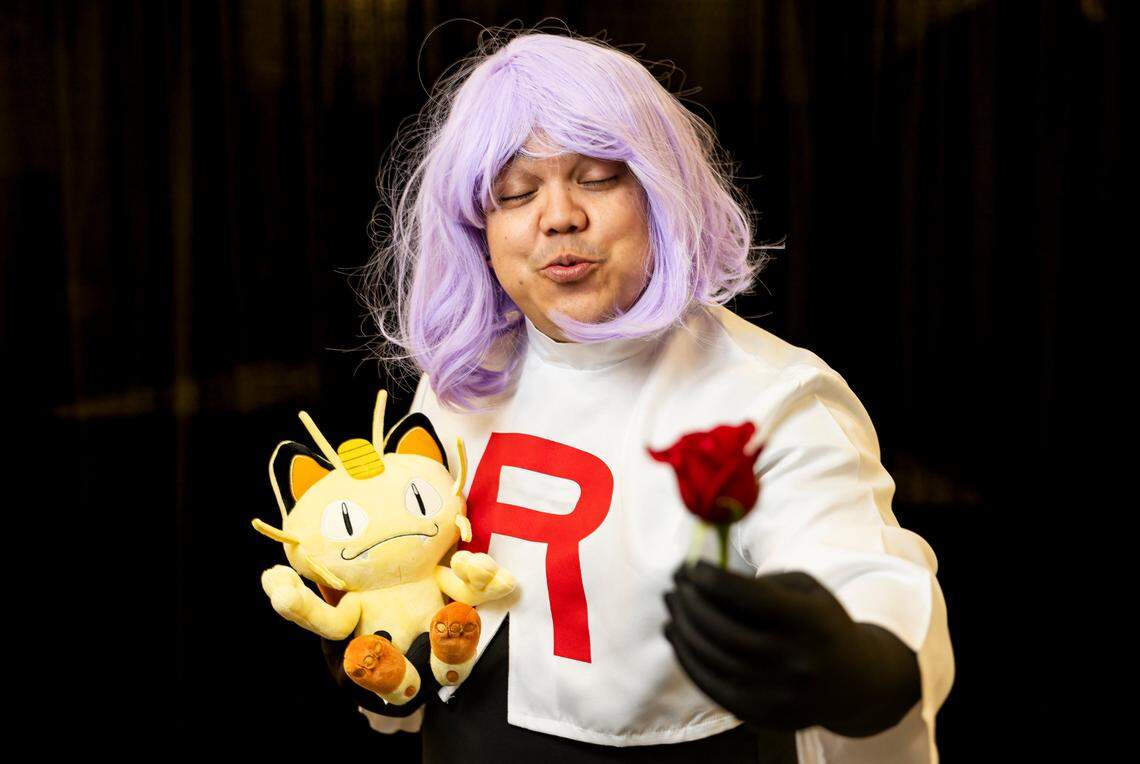 Mauricio Rodrigues cosplays as James from 'Pokémon.'