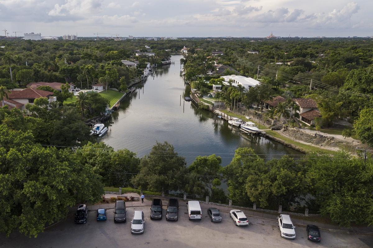 Aerial view of cars parked around Cocoplum Circle in Coral Gables on Saturday, Sept. 22, 2018. Uber and Lyft drivers have been parking their vehicles in the area and congregating on the sidewalk above the canal.