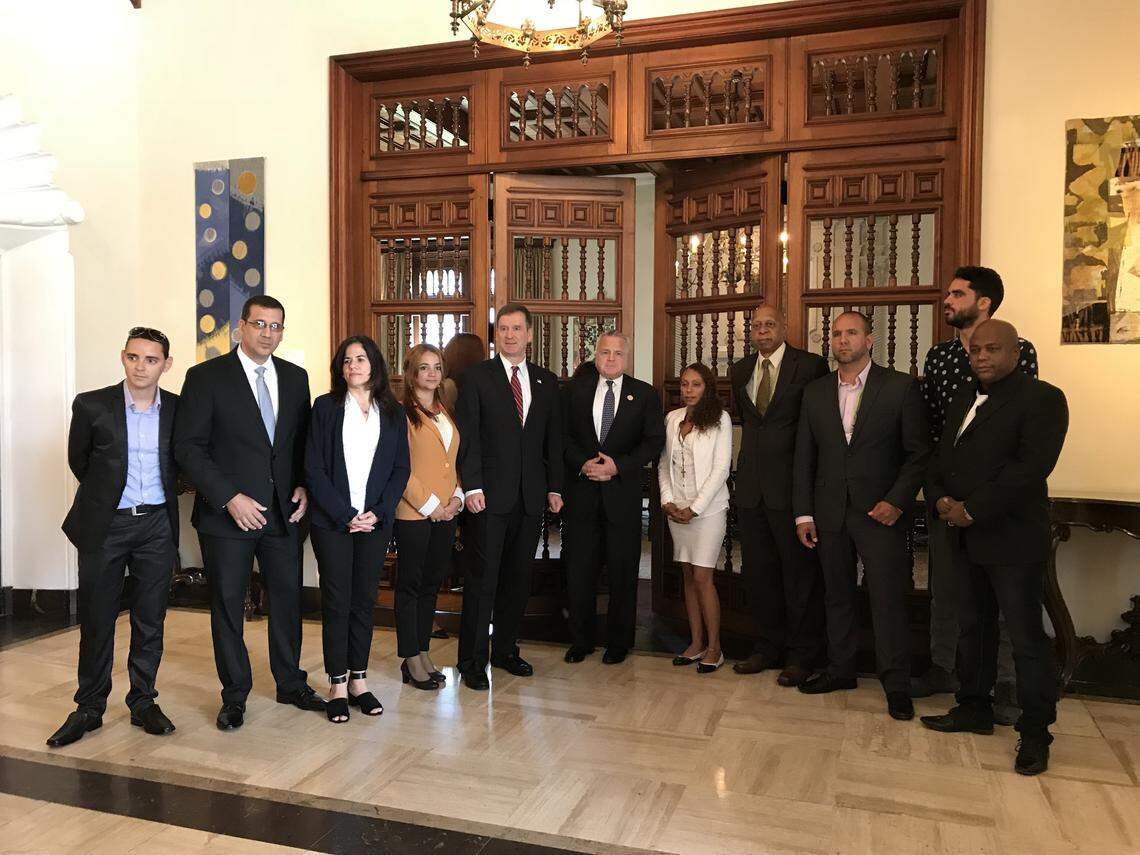 Disidentes y activistas cubanos se reunieron con el Secretario de Estado Interino John Sullivan en la residencia del embajador en Perú.