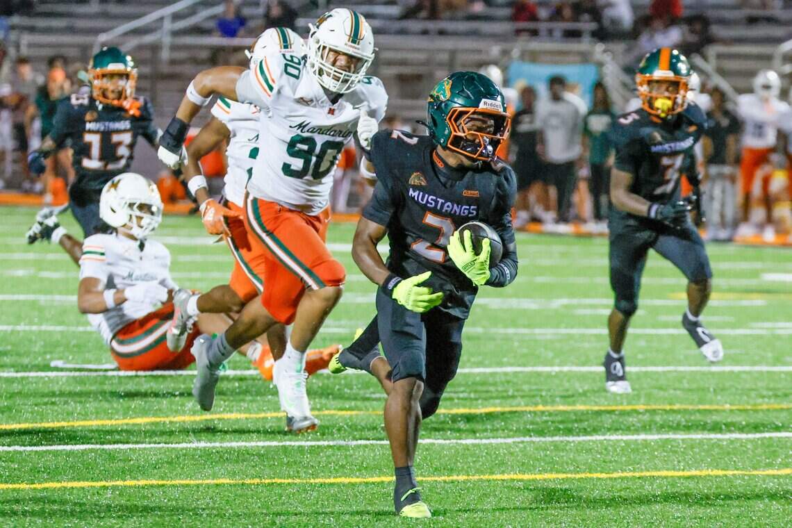 Semaj Flowers running for a touchdown against Jacksonville Mandarin