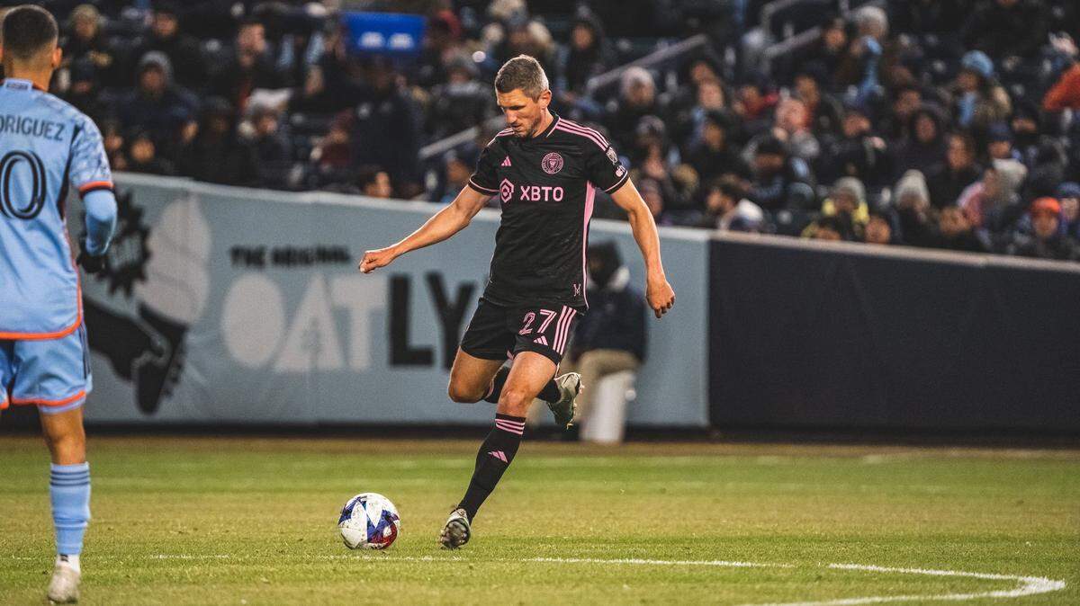 El defensa central del Inter Miami Serhiy Kryvtsov lleva el balón en el primer juego del equipo como visitante de la temporada contra New York City FC en el Yankee Stadium.