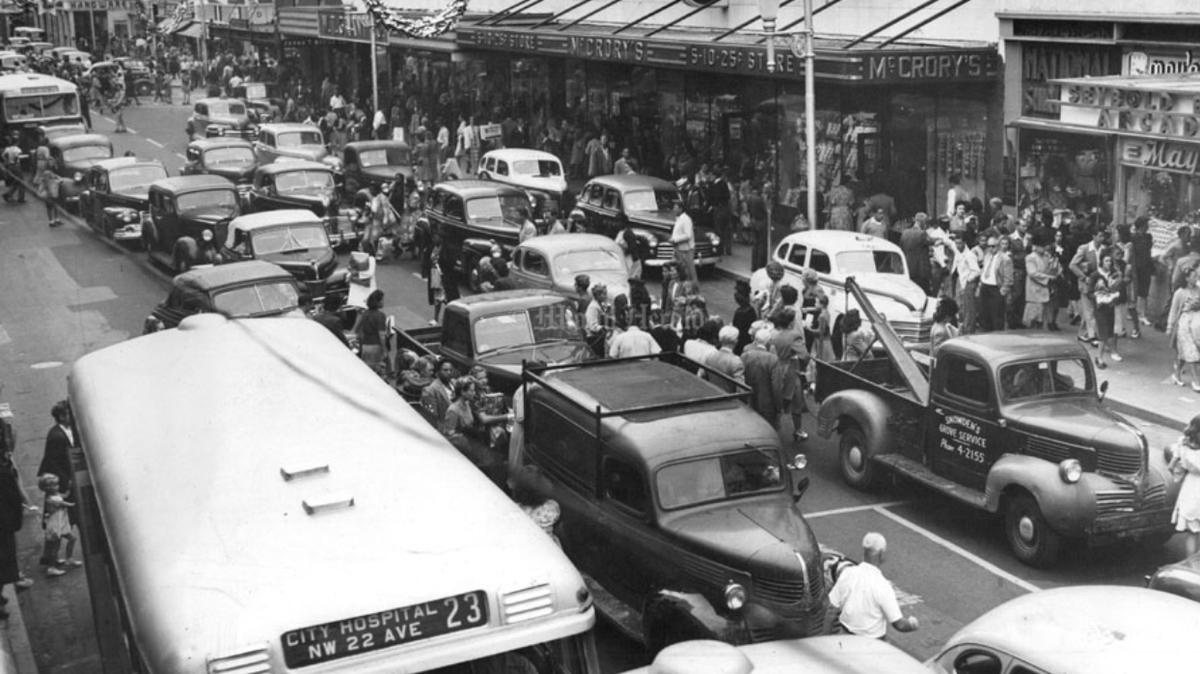 Traffic crowds in downtown Miami in 1947