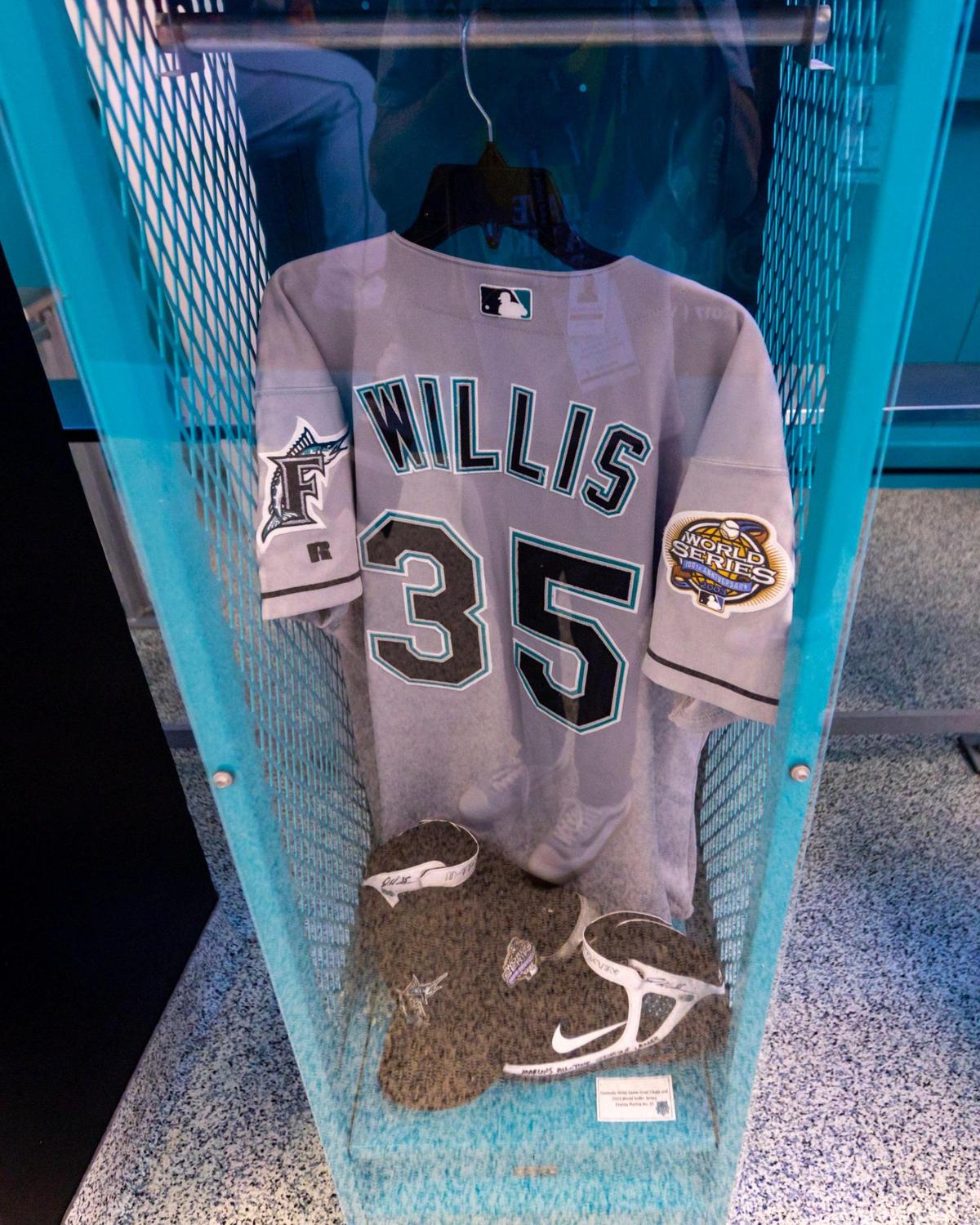Una camiseta de Dontrelle Willis de los Florida Marlins expuesta dentro de Miami Marlins 30th Anniversary History Museum, dentro de LoanDepot Park, el miércoles 17 de mayo de 2023.