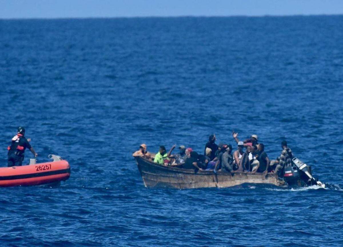 La tripulación del guardacostas Joseph Napier transfirió a 77 migrantes dominicanos y seis haitianos a un buque de la Armada de la República Dominicana el miércoles 3 de noviembre de 2021, cerca de Punta Cana, República Dominicana, luego de la interdicción de dos viajes ilegales en el Pasaje de la Mona cerca de Puerto Rico.