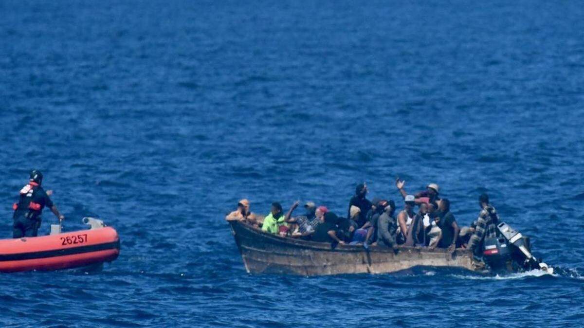 La tripulación del guardacostas Joseph Napier transfirió a 77 migrantes dominicanos y seis haitianos a un buque de la Armada de la República Dominicana el miércoles 3 de noviembre de 2021, cerca de Punta Cana, República Dominicana, luego de la interdicción de dos viajes ilegales en el Pasaje de la Mona cerca de Puerto Rico.