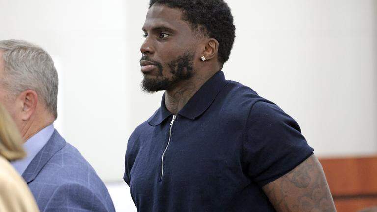 Tyreek Hill agrees to settle case with influencer who claimed he broke her leg