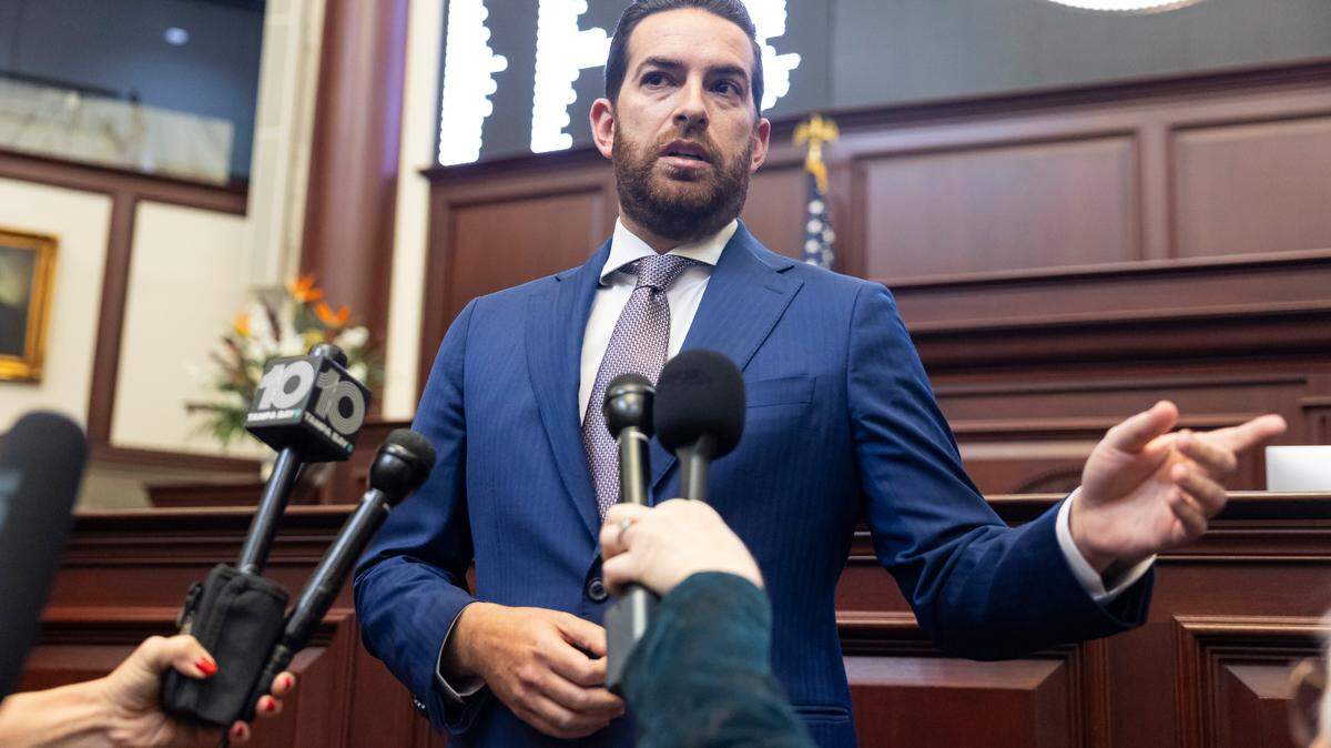 El presidente de la Cámara de Representantes de Florida, Daniel Pérez, republicano por Miami, conversa con los medios durante el primer día de la sesión legislativa en el Capitolio estatal de Florida, el martes 4 de marzo de 2025, en Tallahassee.