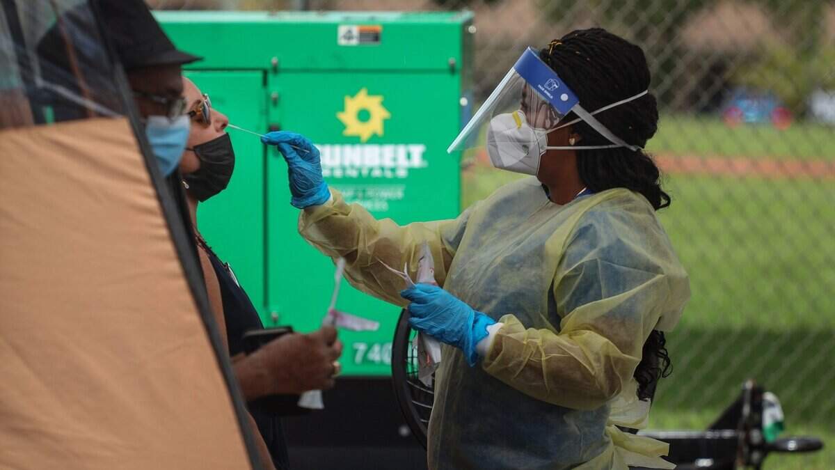 La Florida reportó el lunes a los CDC 1,927 casos más de COVID-19 y 221 muertes, según los cálculos del Miami Herald sobre la base de datos de los CDC.