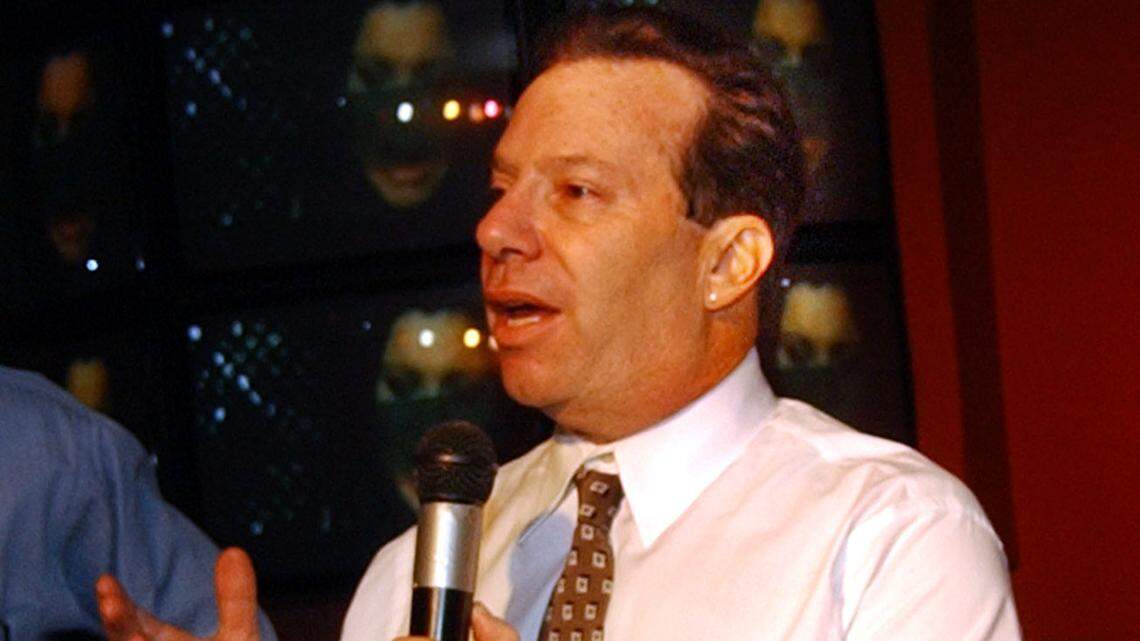 Norm Kent in 2003 talks to the crowd at Georgie’s Alibi in Broward.