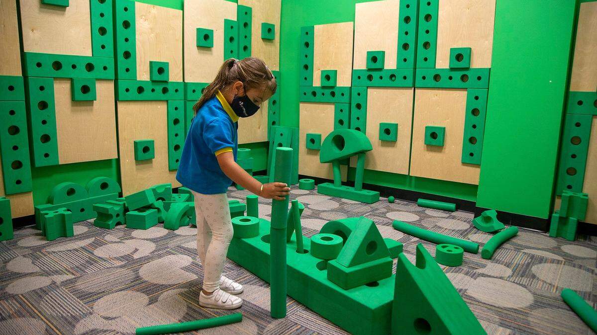 Paula González, quien asiste a un programa preescolar, juega en el Museo Infantil de Miami. Después de estar cerrado durante más de 14 meses, el museo está abriendo lentamente.